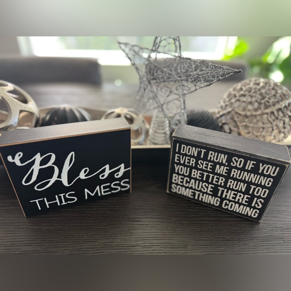 Black and White Decorative Sign Set